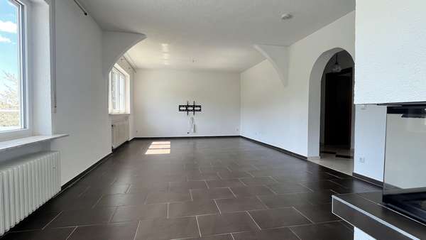 Blick ins Wohnzimmer - Etagenwohnung in 72461 Albstadt mit 114m² mieten
