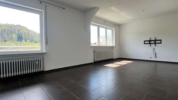 Wohnzimmer - Etagenwohnung in 72461 Albstadt mit 114m² mieten