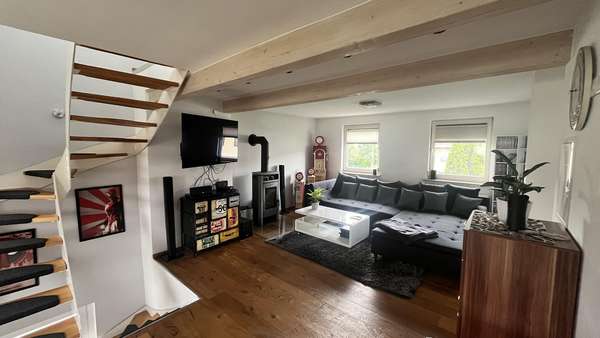 Wohnzimmer mit Kaminofen Wohnzimmer mit Kaminofen - Reihenendhaus in 72766 Reutlingen mit 118m² kaufen