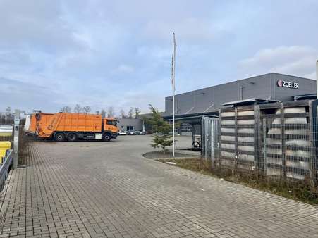 Zufahrt zur Werkstatthalle - Zins in 90768 Fürth mit 0m² als Kapitalanlage kaufen