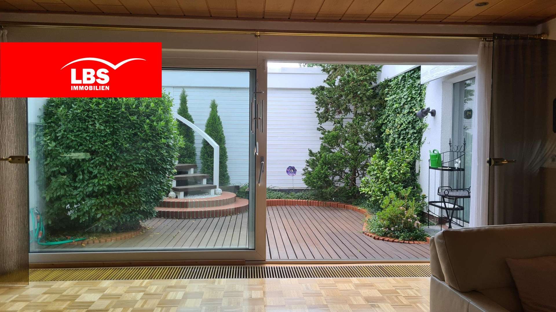 Blick auf Innenterrasse Blick auf Innenterrasse - Bungalow in 61350 Bad Homburg mit 124m² kaufen