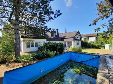 Gartenseite mit Schwimmbad - Haus in 65817 Eppstein mit 775m² kaufen