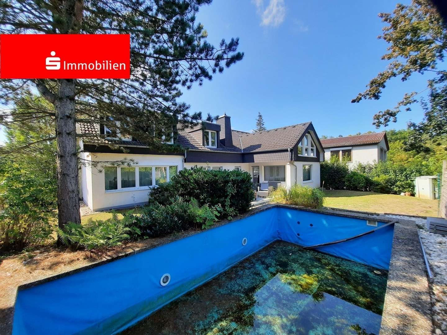Gartenseite mit Schwimmbad - Haus in 65817 Eppstein mit 775m² kaufen