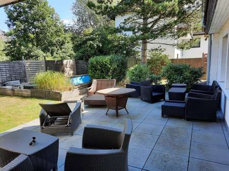 große, neu angelegte Terrasse - Haus in 65817 Eppstein mit 775m² kaufen