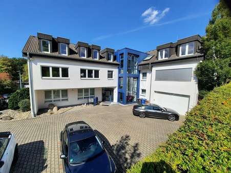 sehr gepflegtes Haus mit Parkplatz und Doppelgarage - Haus in 65817 Eppstein mit 775m² kaufen
