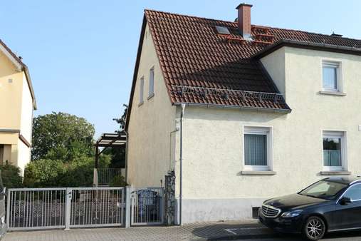 Hausansicht Eingang - Doppelhaushälfte in 65439 Flörsheim mit 87m² kaufen