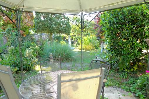 Garten mit Pavillon - Zweifamilienhaus in 65239 Hochheim mit 181m² kaufen