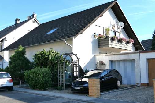 Hausansicht mit Garage - Zweifamilienhaus in 65239 Hochheim mit 181m² kaufen