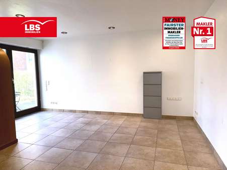 Blick in das Wohnzimmer - Reihenendhaus in 47441 Moers mit 124m² kaufen