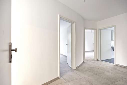 Entree mit großen Türen - Erdgeschosswohnung in 47445 Moers mit 134m² kaufen