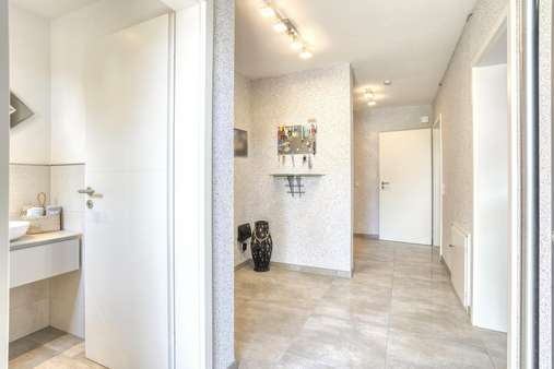 komplett modernisierter Eingangsbereich komplett modernisierter Eingangsbereich - Doppelhaushälfte in 47443 Moers mit 140m² kaufen
