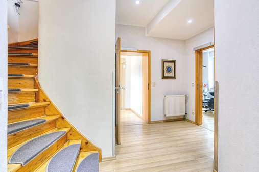 großzügiger Flur im Erdgeschoss großzügiger Flur im Erdgeschoss - Zweifamilienhaus in 47443 Moers mit 225m² kaufen