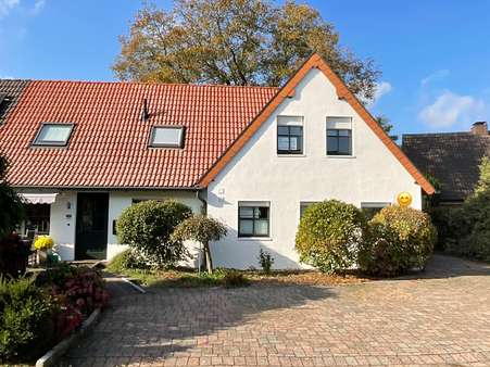 Hausansicht mit neuem Anstrich - Einfamilienhaus in 47551 Bedburg-Hau mit 200m² kaufen