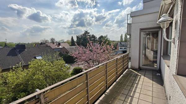 Großzügiger Balkon Großzügiger Balkon - Dachgeschosswohnung in 45701 Herten mit 104m² kaufen