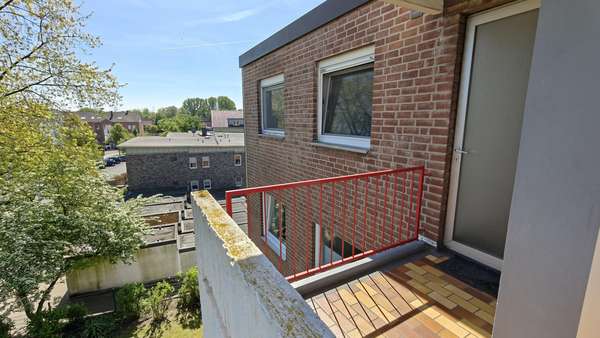 Laubengang vor der Wohnung - Dachgeschosswohnung in 46244 Bottrop mit 73m² kaufen