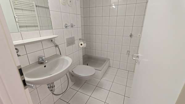 Helles Badezimmer mit Dusche Helles Badezimmer mit Dusche - Appartement in 60329 Frankfurt mit 26m² kaufen