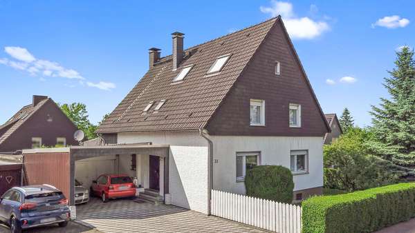 Hausansicht mit Stellplätzen - Zweifamilienhaus in 44575 Castrop-Rauxel mit 196m² kaufen