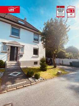 Straßenseite mit Stellplatz - Einfamilienhaus in 42651 Solingen mit 123m² kaufen