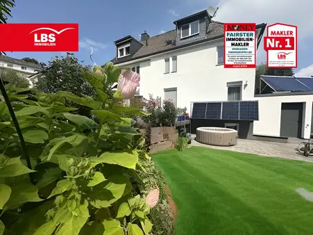 Modernes Einfamilienhaus mit liebevollem Garten, und Solarenergie 