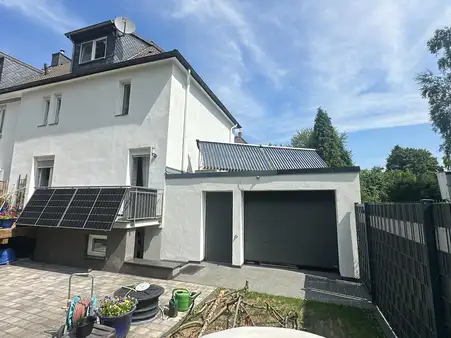 Modernes Einfamilienhaus mit liebevollem Garten, und Solarenergie 