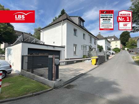 Straßenseite mit Doppelgarage - Einfamilienhaus in 42651 Solingen mit 120m² kaufen