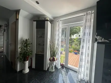 Modernes Einfamilienhaus mit liebevollem Garten, und Solarenergie 