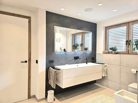 Badezimmer  - Villa in 42655 Solingen mit 480m² kaufen