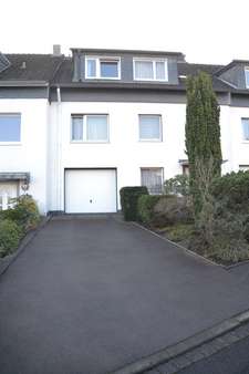 Hausansicht Straße / Einfahrt II - Reihenmittelhaus in 42929 Wermelskirchen mit 144m² günstig kaufen