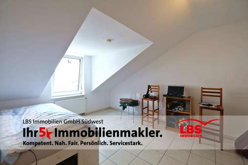 Kinderzimmer Kinderzimmer - Dachgeschosswohnung in 75196 Remchingen mit 111m² kaufen