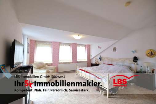 Schlafzimmer Schlafzimmer - Dachgeschosswohnung in 75196 Remchingen mit 111m² kaufen