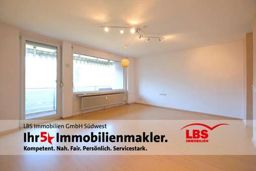 Wohnzimmer - Etagenwohnung in 75180 Pforzheim mit 80m² kaufen
