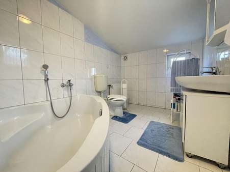 Badezimmer - EG - Zweifamilienhaus in 46395 Bocholt mit 140m² günstig kaufen