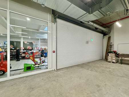 Rolltor und Schaufenster - Ladenlokal in 24837 Schleswig mit 119m² mieten
