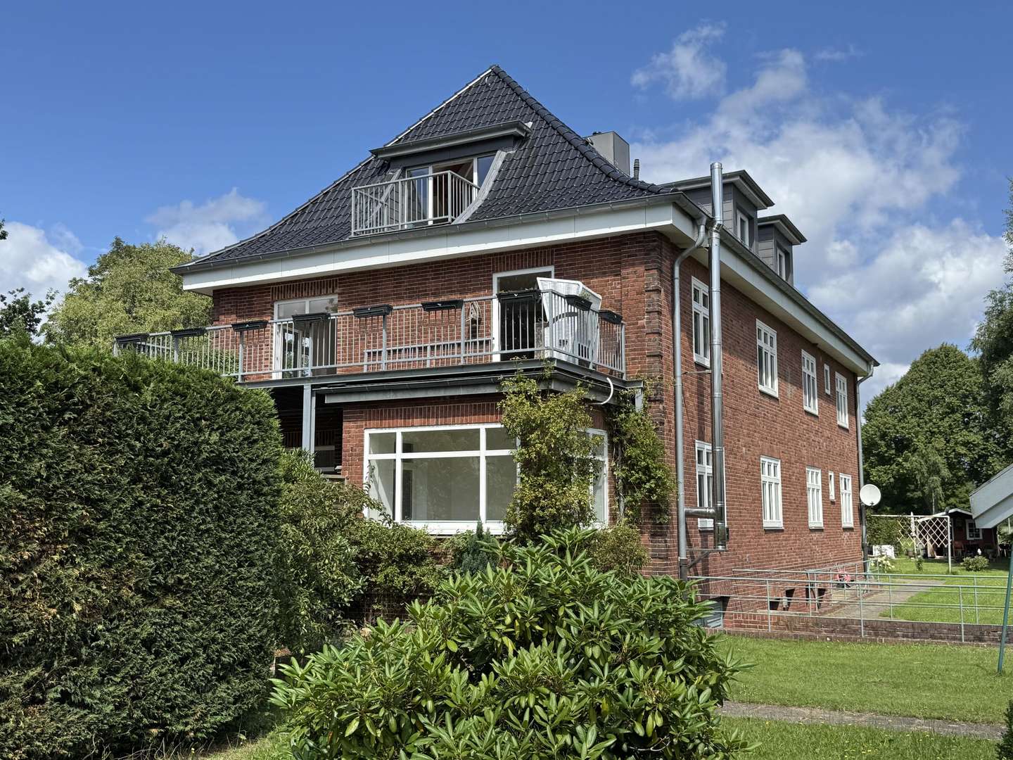 Aus dem Garten Aus dem Garten - Mehrfamilienhaus in 24837 Schleswig mit 389m² kaufen
