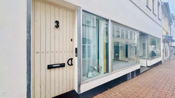 Altbau: Eingang Whg. 1 & Schaufenster Gewerbe Altbau: Eingang Whg. 1 & Schaufenster Gewerbe - Mehrfamilienhaus in 24837 Schleswig mit 275m² kaufen