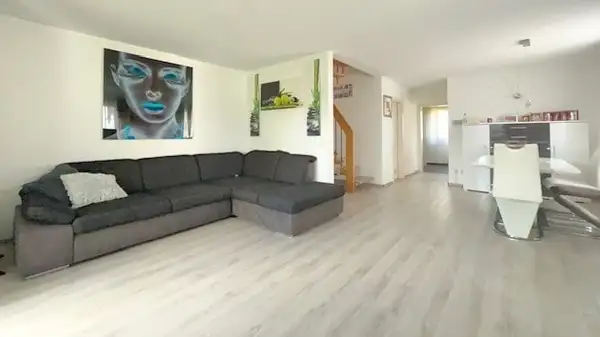 Modernes Reihenendhaus mit Garage und Stellplatz
