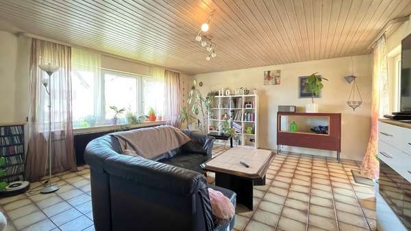 Wohnzimmer - Zweifamilienhaus in 78628 Rottweil mit 192m² kaufen