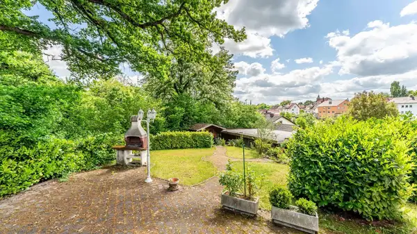 Familienfreundliches Einfamilienhaus inkl. voll erschlossenem Baugrundstück im Garten