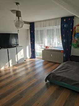 Wohnzimmer (2) Wohnzimmer (2) - Dachgeschosswohnung in 76476 Bischweier mit 79m² kaufen