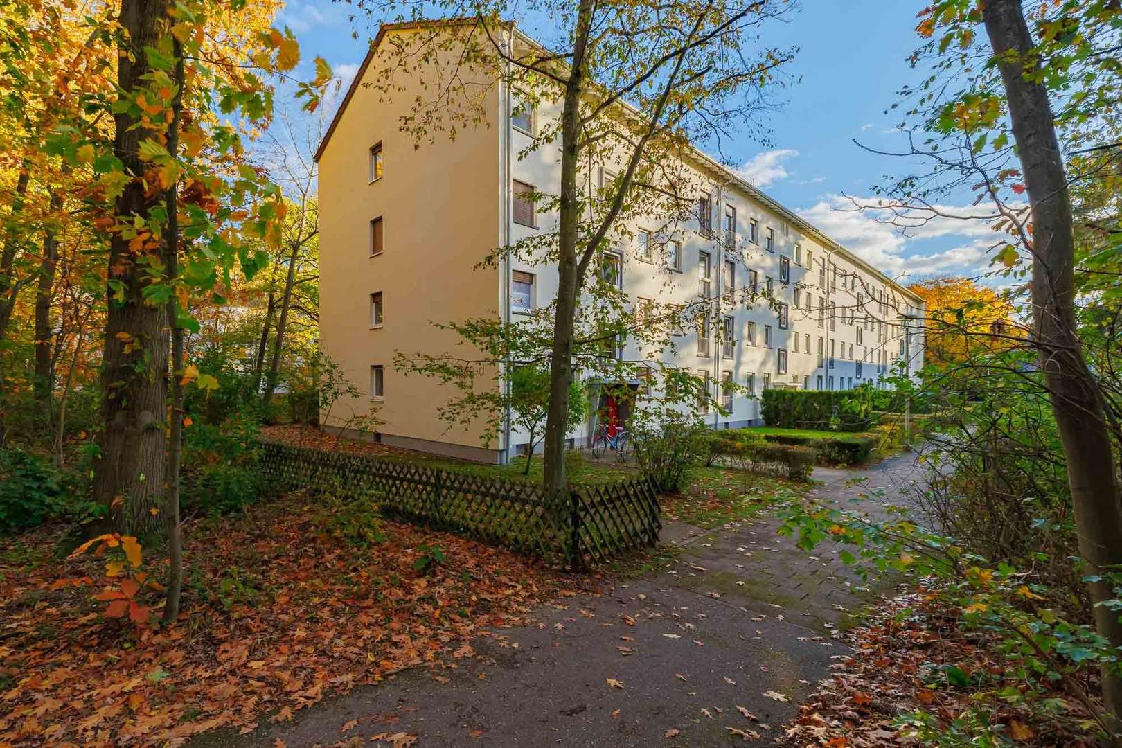 Hausansicht - Etagenwohnung in 76139 Karlsruhe mit 72m² kaufen