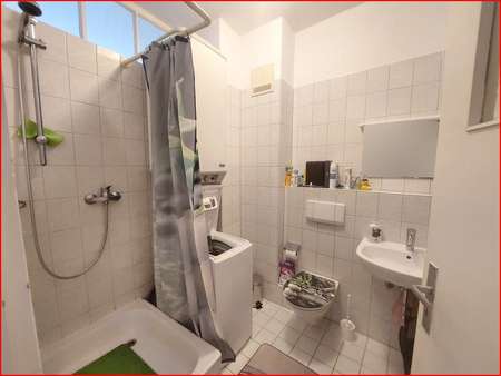 Badezimmer - Etagenwohnung in 76133 Karlsruhe mit 66m² kaufen