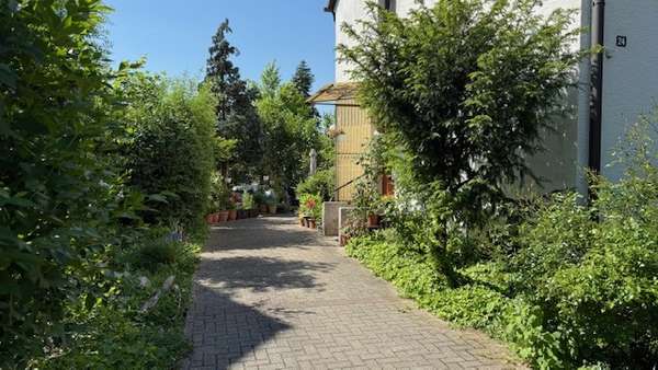 Hof mit Hauseingang - Doppelhaushälfte in 68526 Ladenburg mit 116m² kaufen
