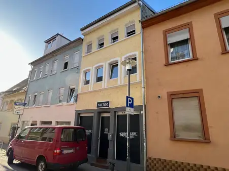 Wohnhaus mit Ladengeschäft! 