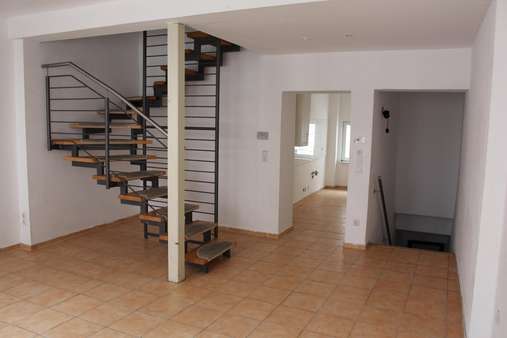 Treppen im Wohnzimmer - Mehrfamilienhaus in 67547 Worms mit 109m² kaufen