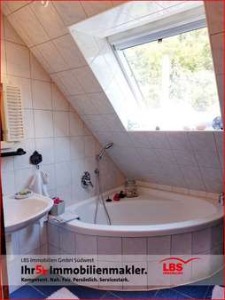 Badezimmer DG mit Eckbadewanne - Mehrfamilienhaus in 69469 Weinheim mit 265m² als Kapitalanlage kaufen