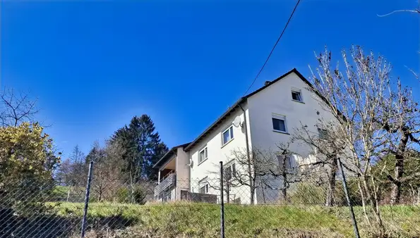 Zweifamilienhaus im Grünen, mit Aussicht u. Potential,
in einem Wohngebiet mit guter Infrastruktur