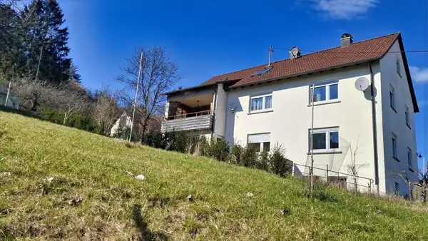 Zweifamilienhaus im Grünen, mit Aussicht u. Potential,
in einem Wohngebiet mit guter Infrastruktur