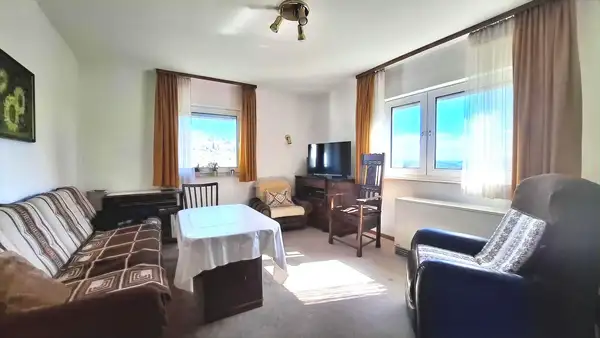 Zweifamilienhaus im Grünen, mit Aussicht u. Potential,
in einem Wohngebiet mit guter Infrastruktur
