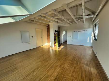 Hingucker: sichtbares Gebälk - Dachgeschosswohnung in 70565 Stuttgart mit 62m² kaufen