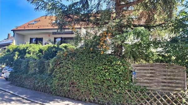 Vorderseite Gebäude Vorderseite Gebäude - Etagenwohnung in 73734 Esslingen mit 76m² kaufen